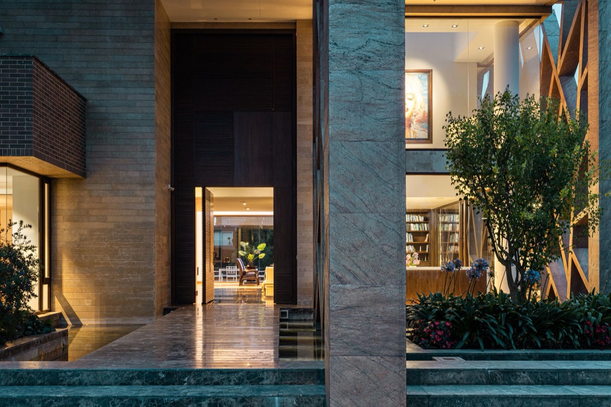 Entrada de un resort de lujo con fachada de mármol
