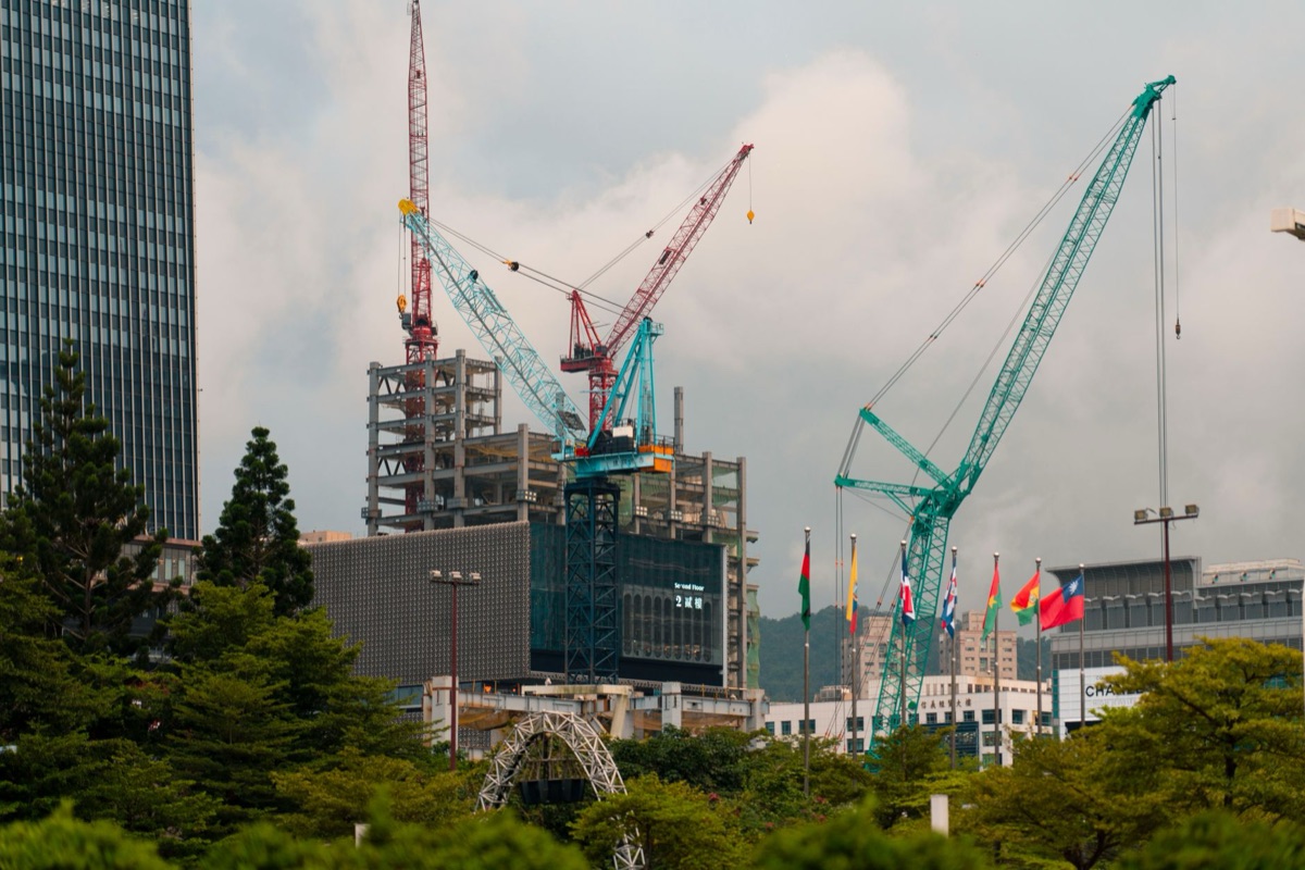 Sitio de construcción de un hotel de lujo con grúas