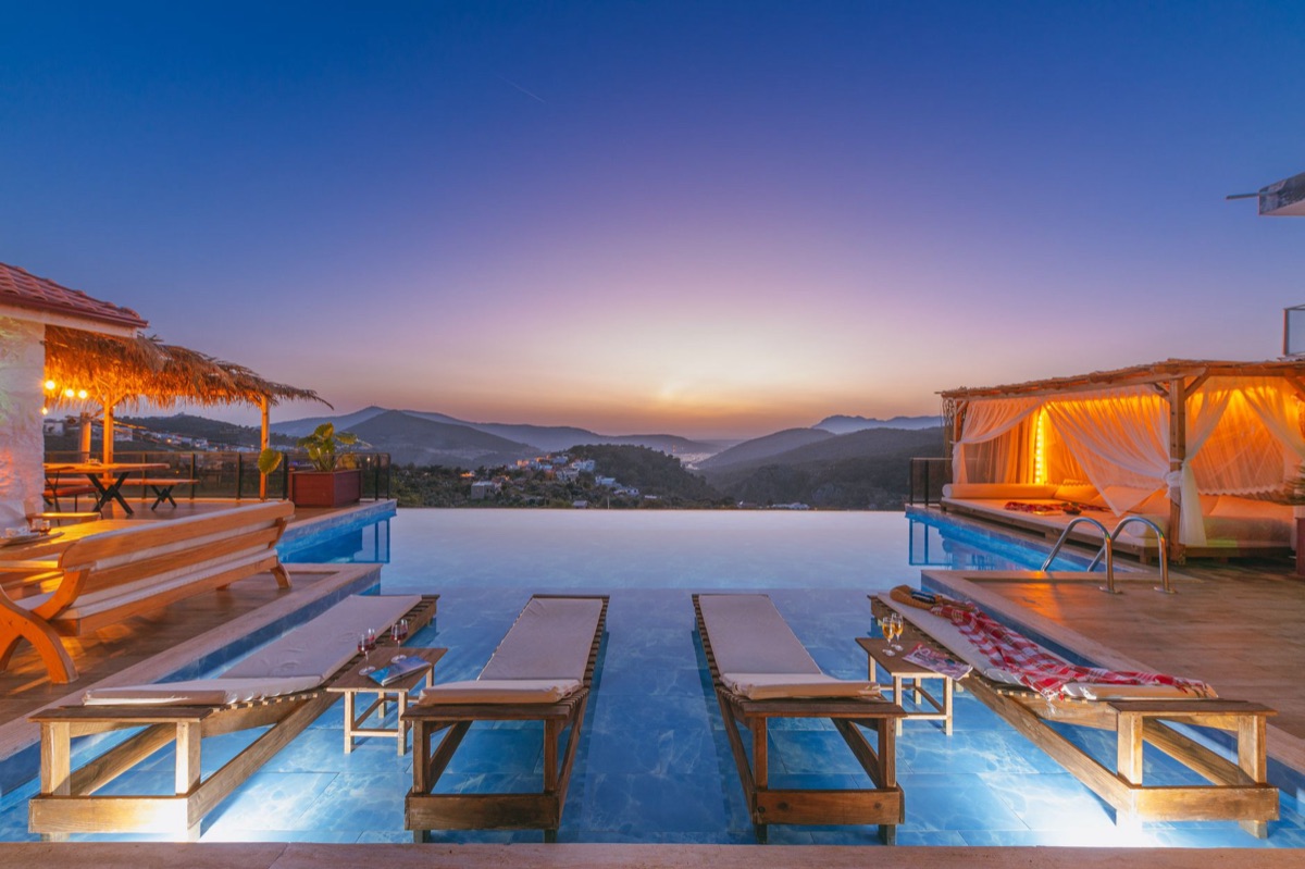 Piscina infinita de um resort de luxo