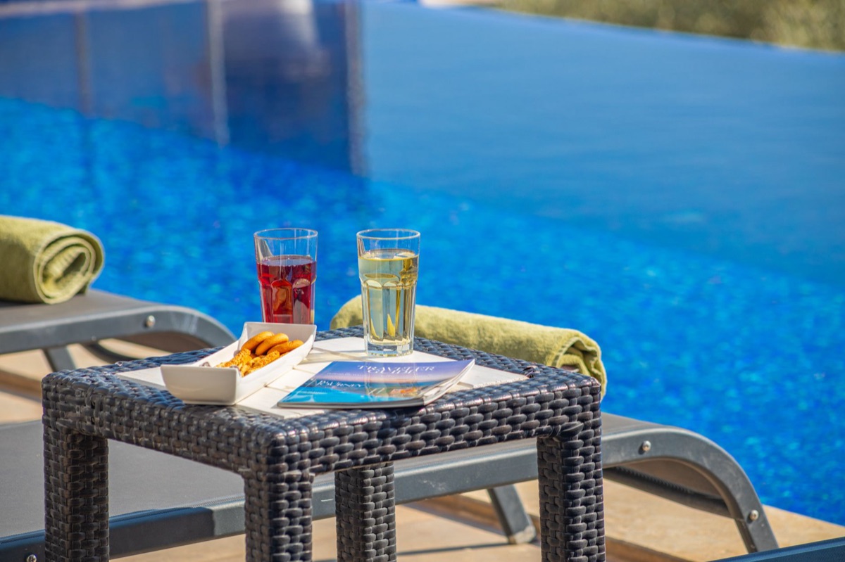 piscina infinita con instalaciones de resort