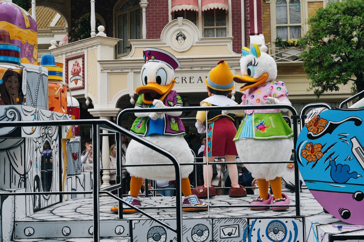 Vue aérienne d'un parc de loisirs avec des attractions et des zones de détente