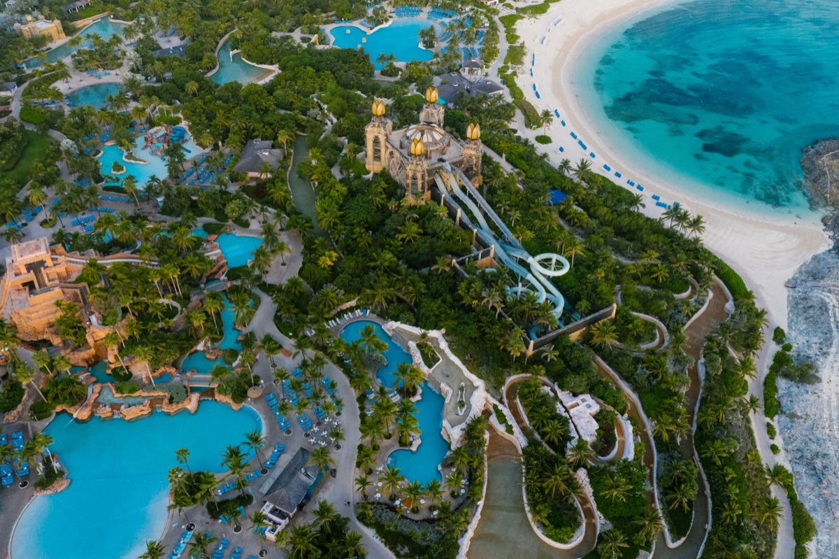 Cenário de um resort de theme park com grandes áreas verdes e construções