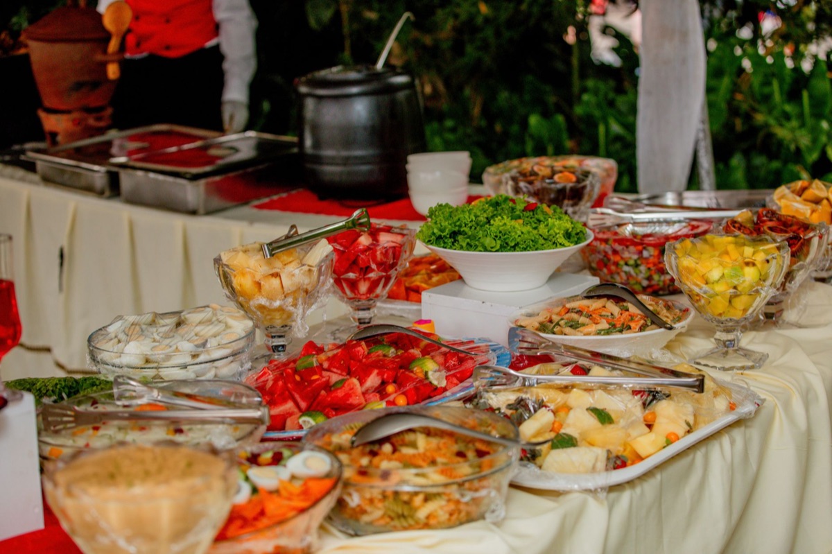 Gesunde und kinderfreundliche Speisen an einem Buffet