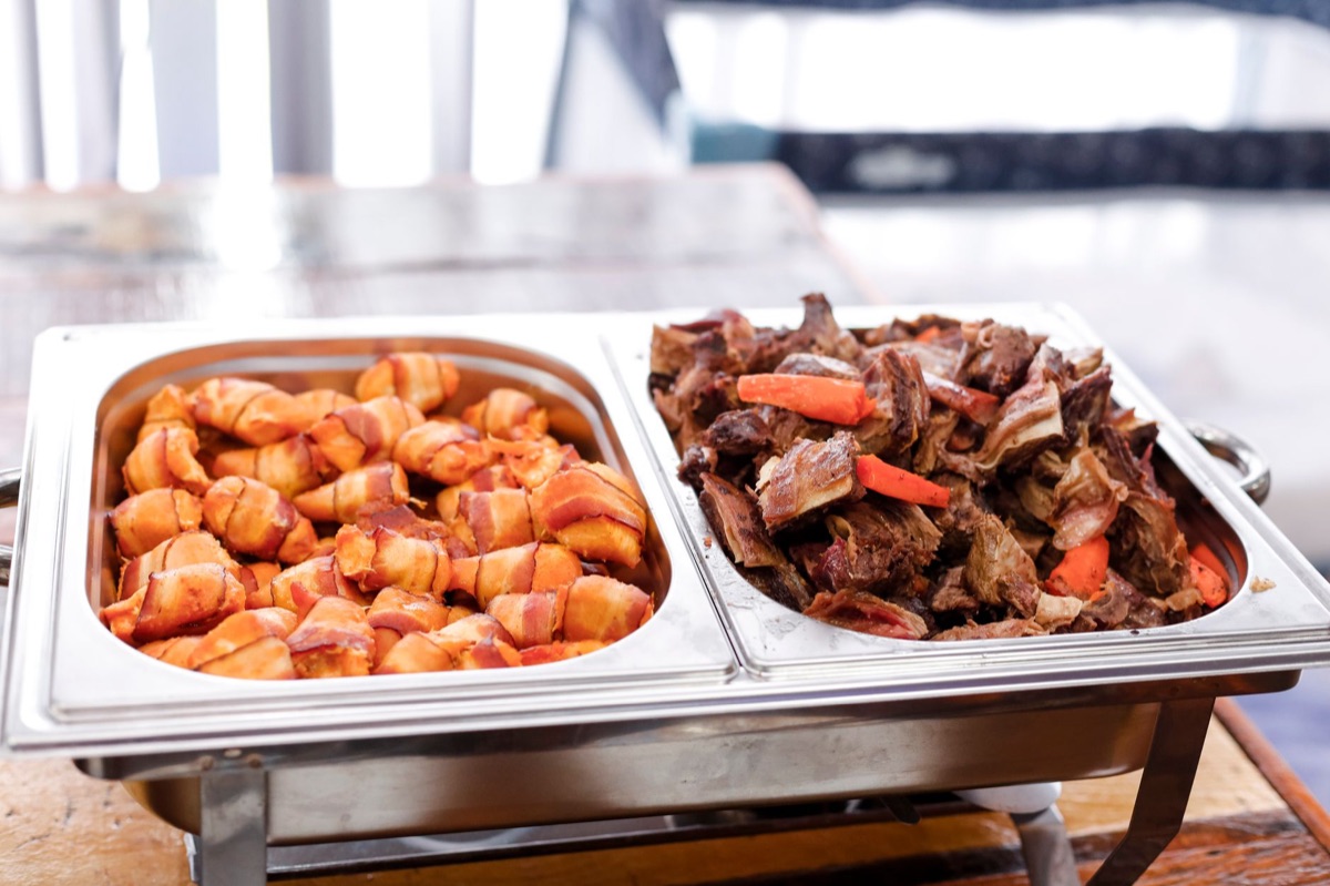 Buffet de comida saludable en un resort todo incluido