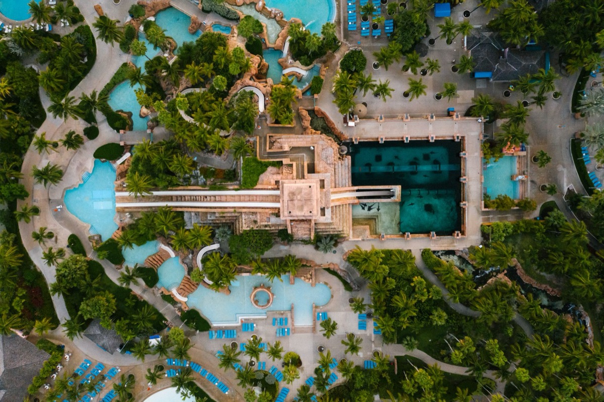 Piscine luxueuse et parc aquatique pour les familles.