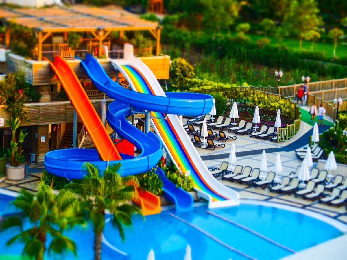 Piscina di un resort di lusso con parco acquatico