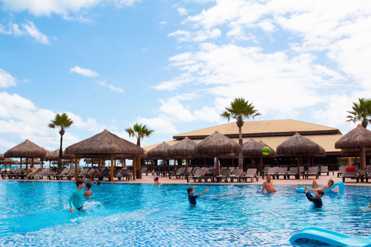 piscina luxuosa de um resort com área para crianças.
