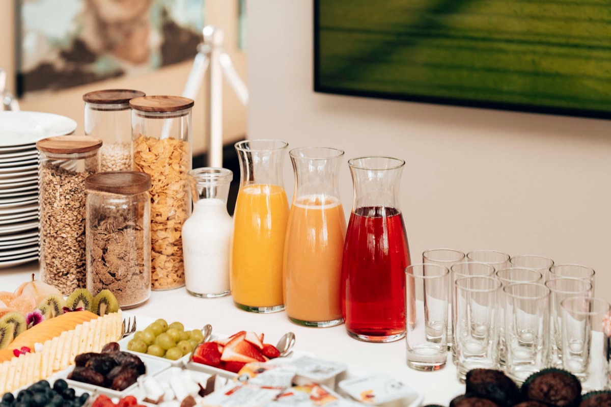 buffet de comida saudável e colorida para crianças em resort.