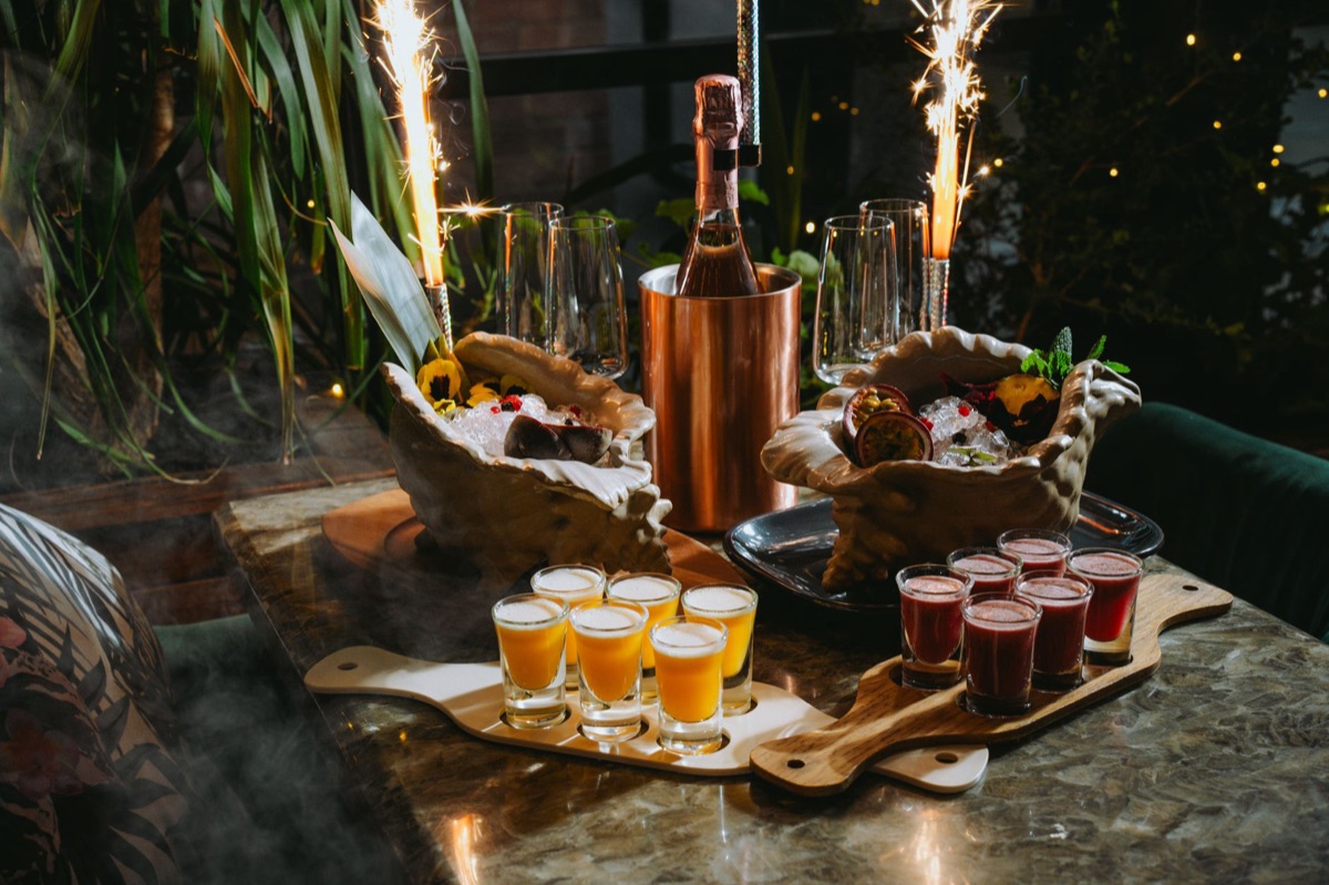 All-Inclusive tropisches Buffet und Cocktails am Strand