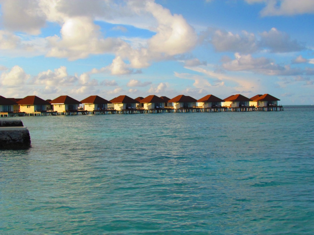 Villa sull'acqua tipica delle Maldive con mare cristallino
