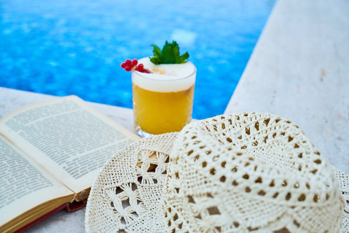 Serviço de buffet all-inclusive de luxo em um resort tropical.