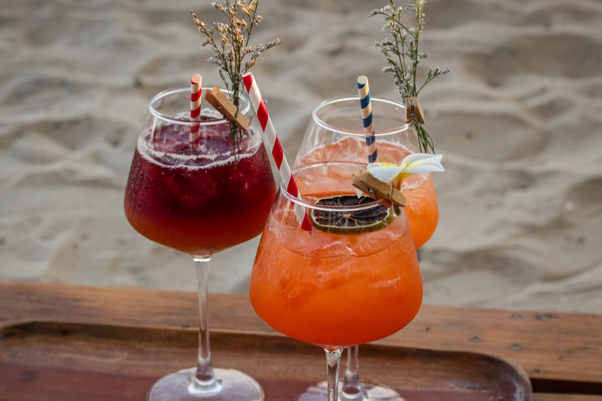 海邊度假風情的熱帶水果飲品與美食