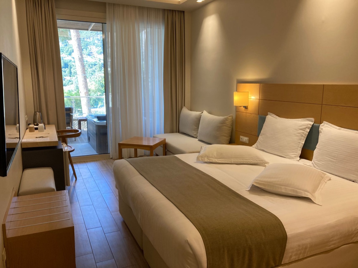 habitación de hotel con vista a las montañas