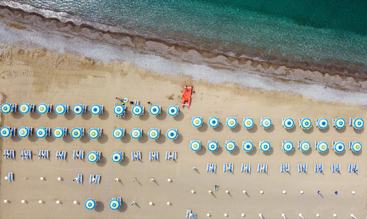 Vista di una spiaggia di un resort con persone che si sdraghettano
