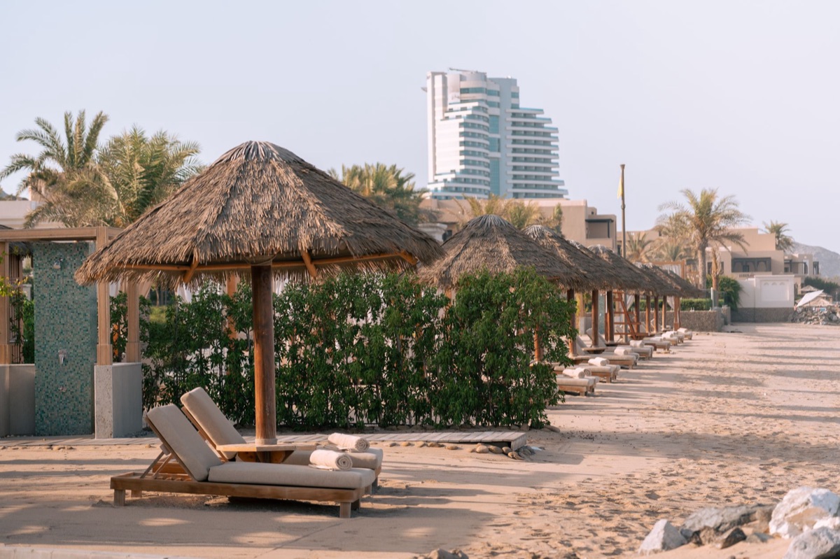 praia com resort proximo