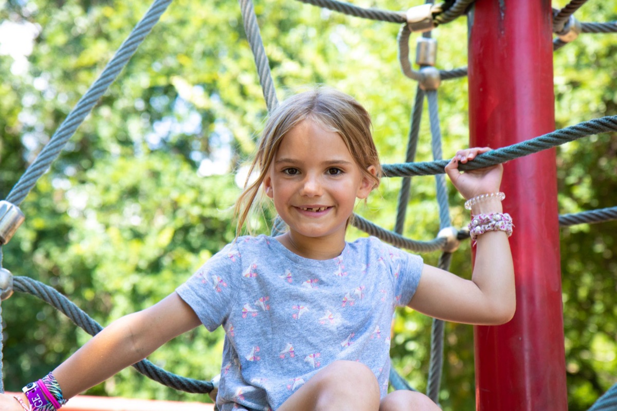 zona de juegos para niños con estructuras de juego