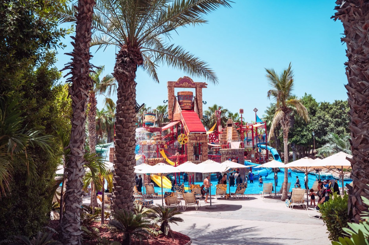 resort familiar con área de juegos y elementos acuáticos