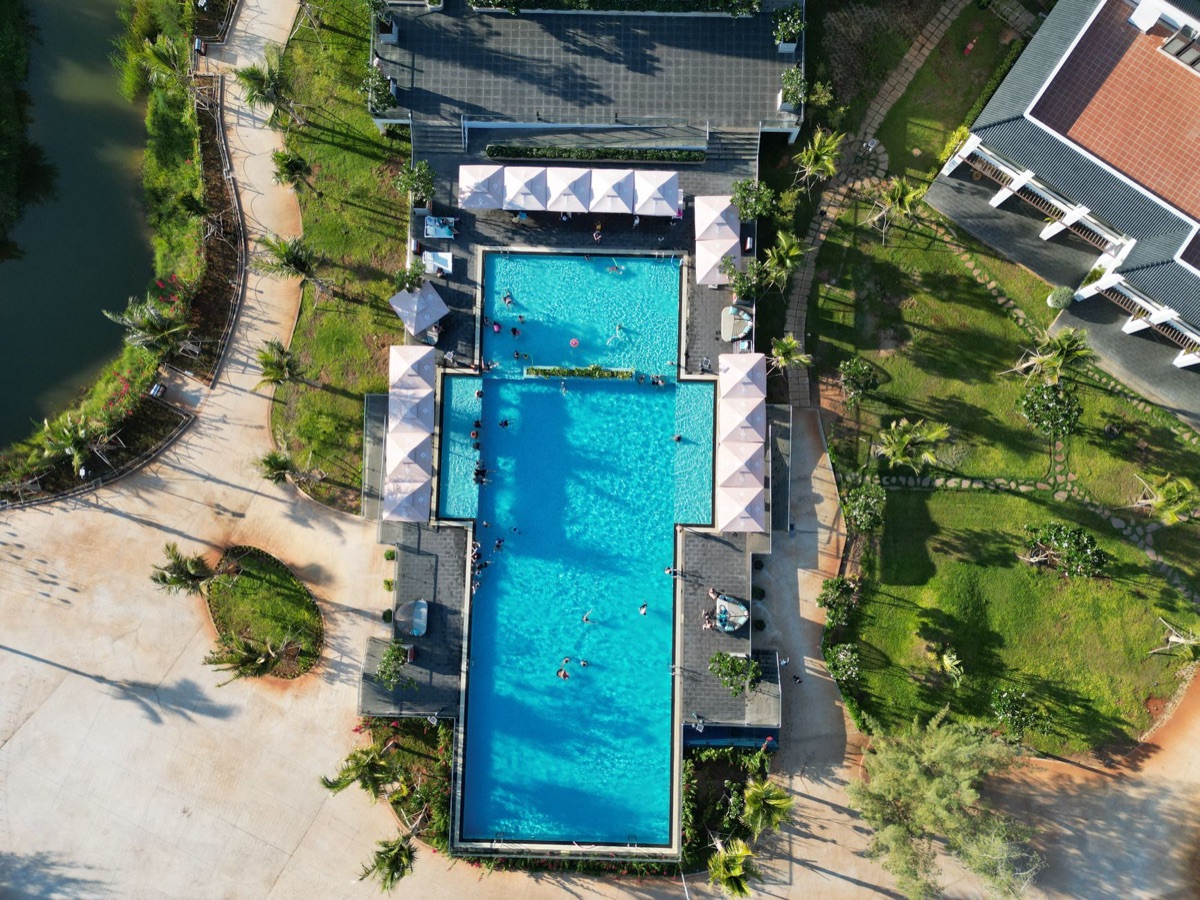 famiglia utilizza aree riservate resort