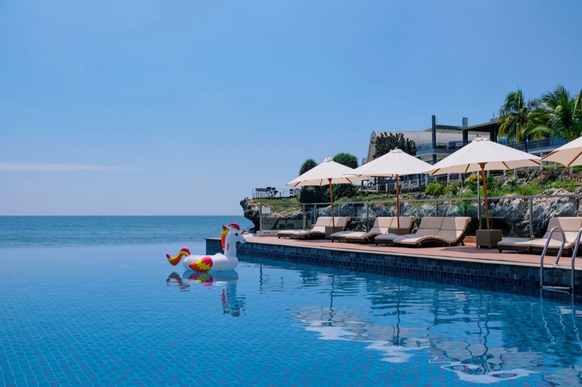Familiehotel met eindloos pool en tropisch gazon