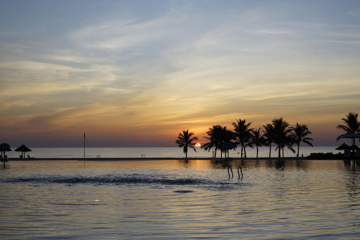 piscina a l’infinito nel tramonto