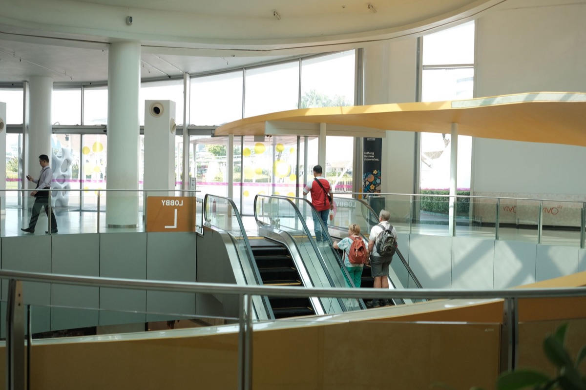 hall de hotel com escada