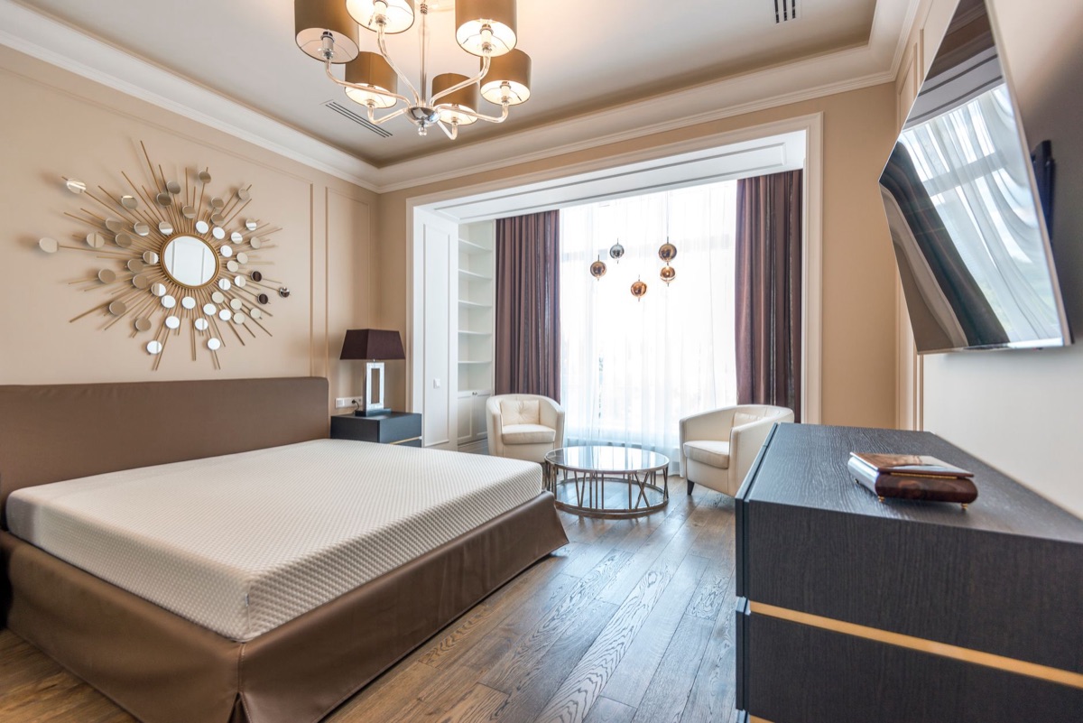 quarto de hotel com janela grande