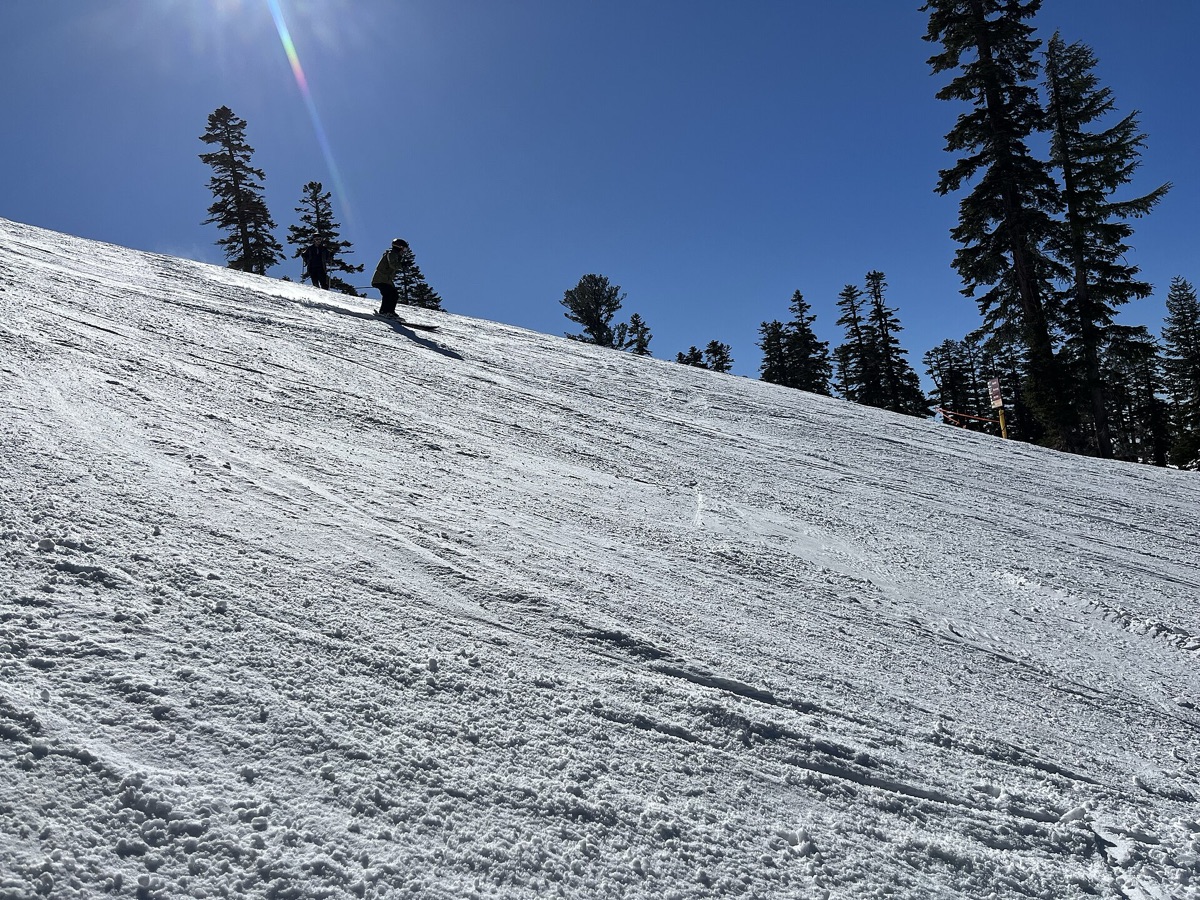 Schneesturmluft über Bergpiste