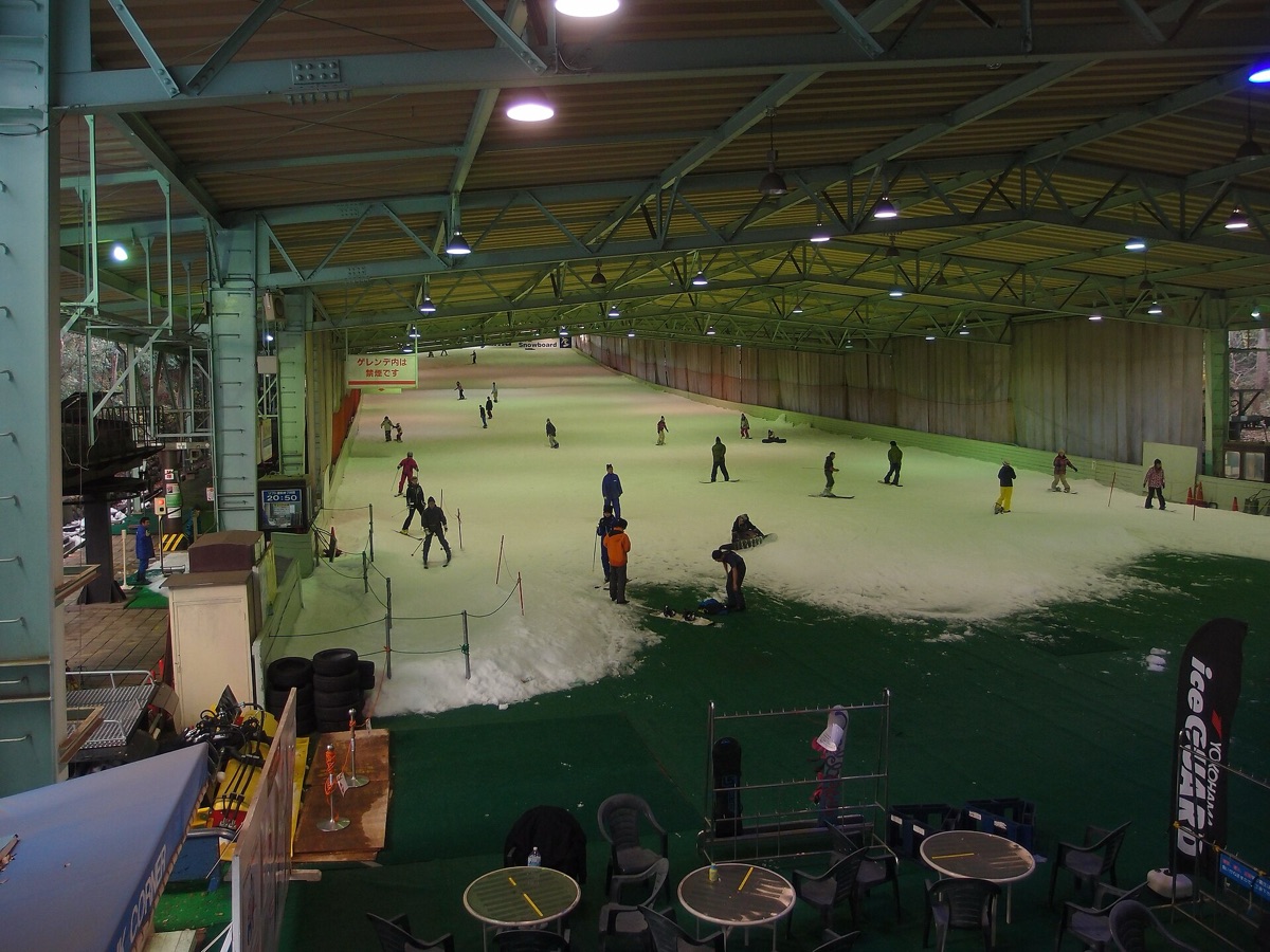 Ski-Studio mit Kabinen im Winter