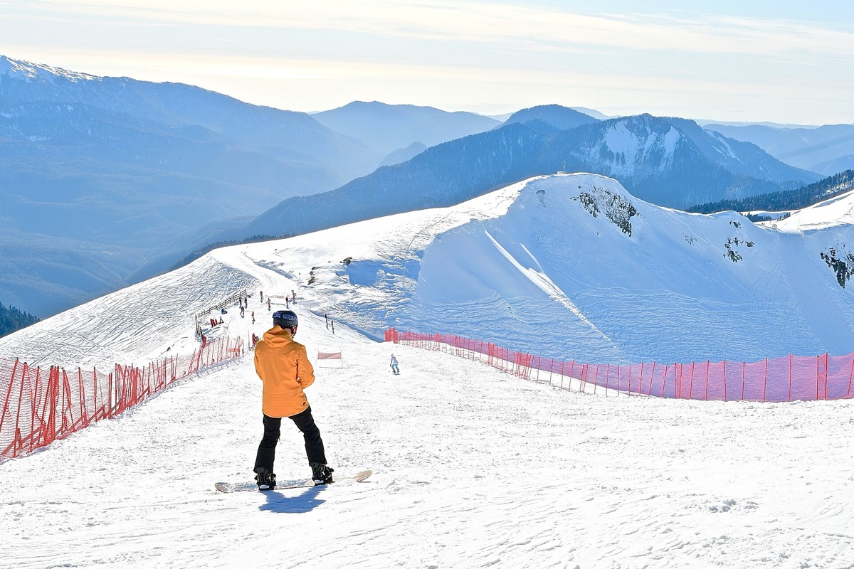 Garde-à-vous snowboarder en neige