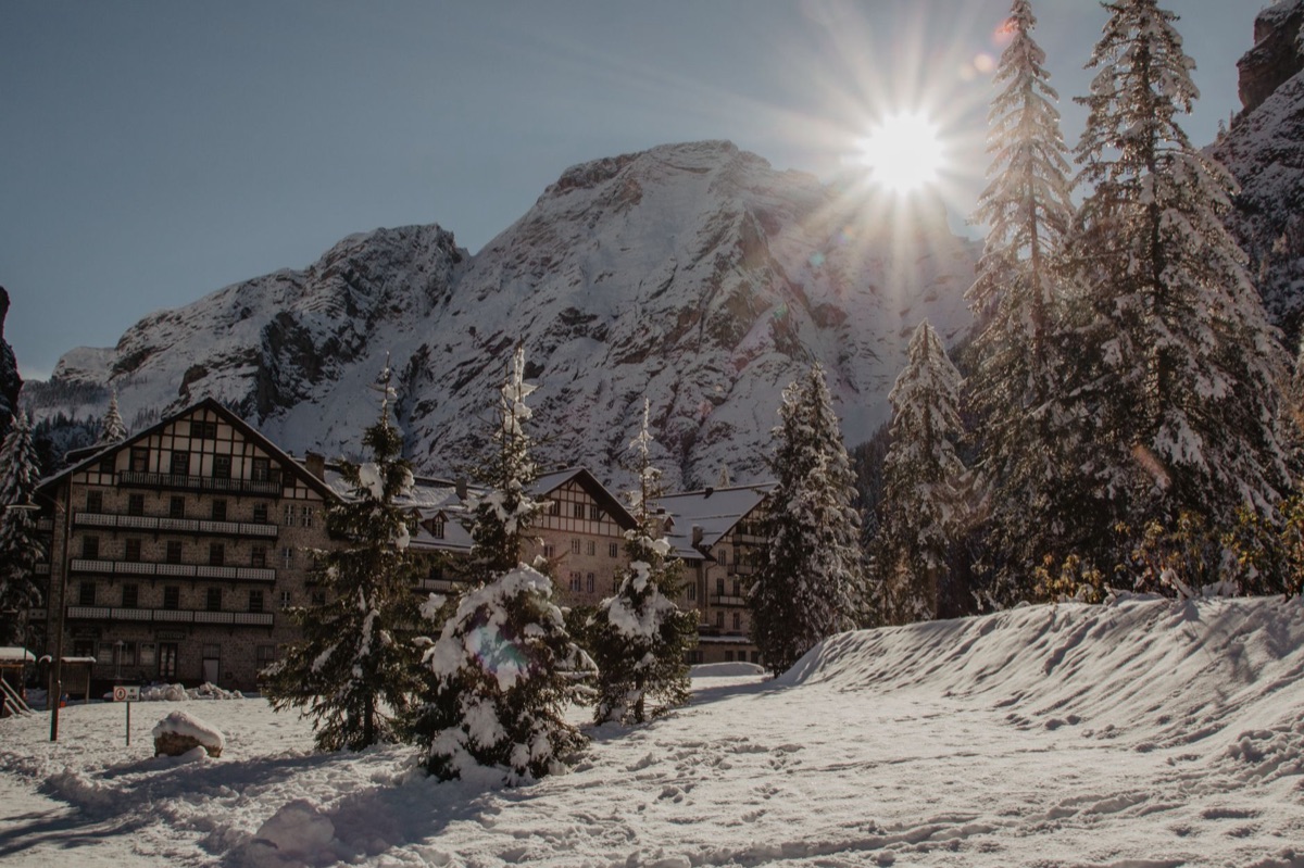 monte neve com resort de luxo no fundo