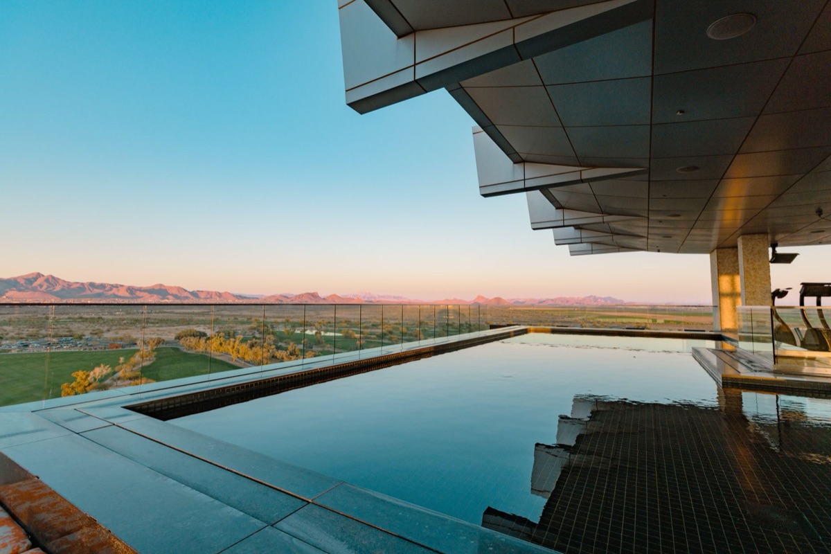 luxe hotel met infinite pool en spa