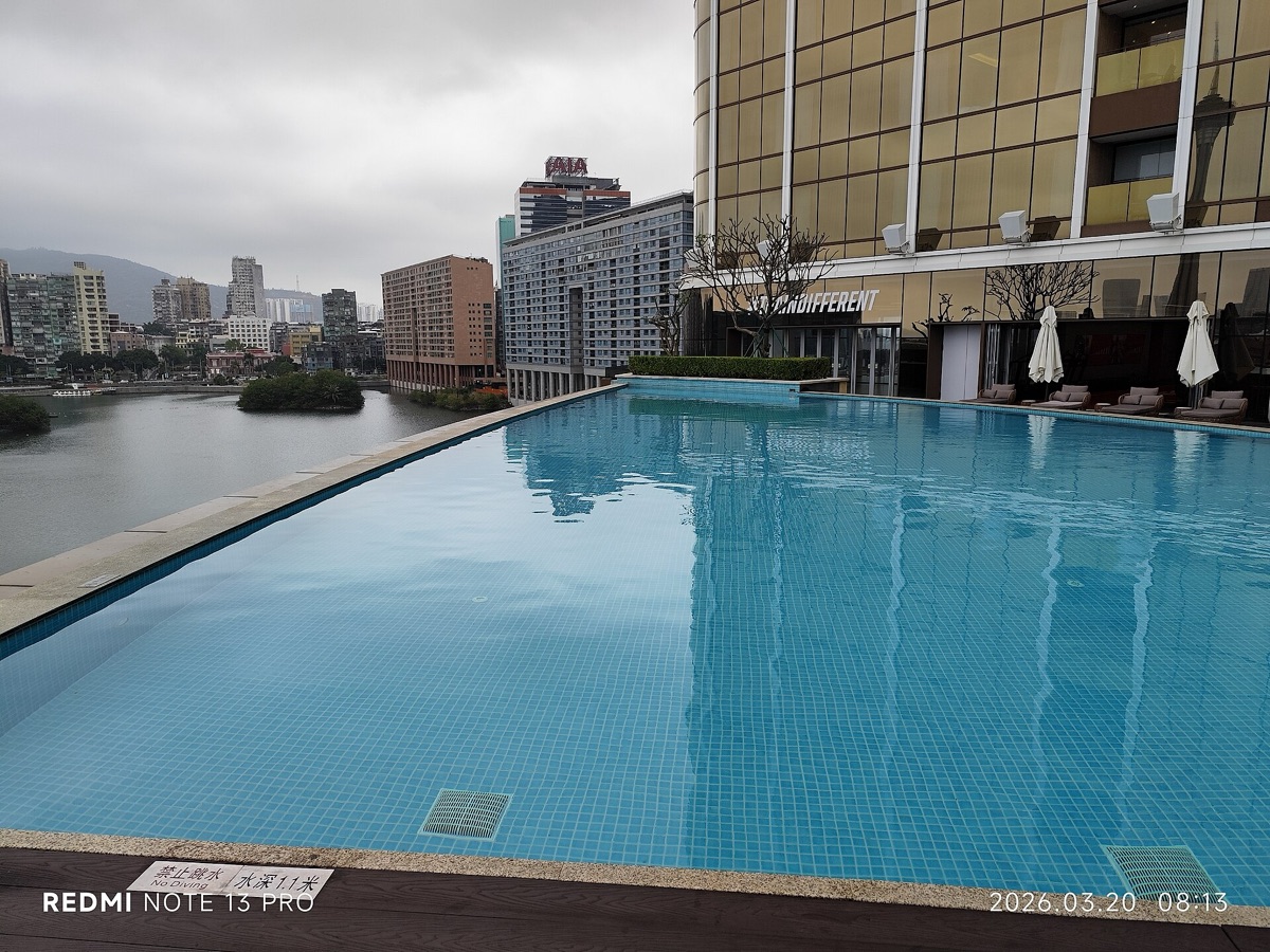 es: piscina al infinito en un resort