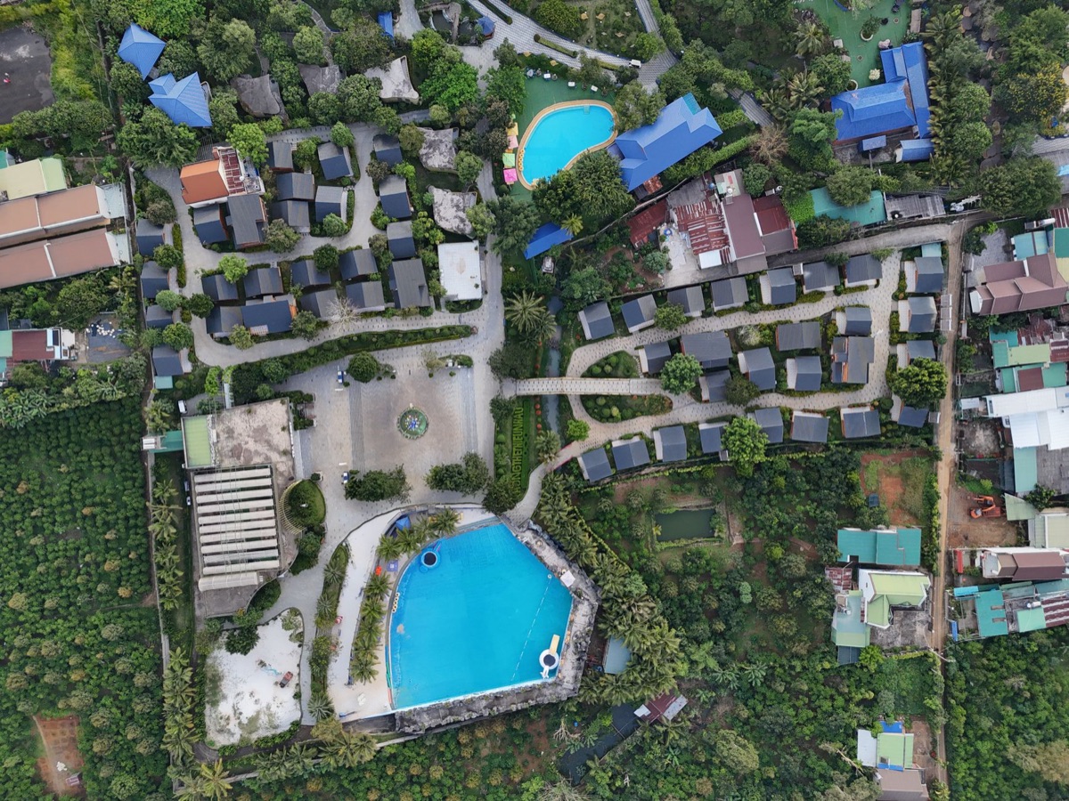 度假村設計：室內與室外游泳池的空間規劃
