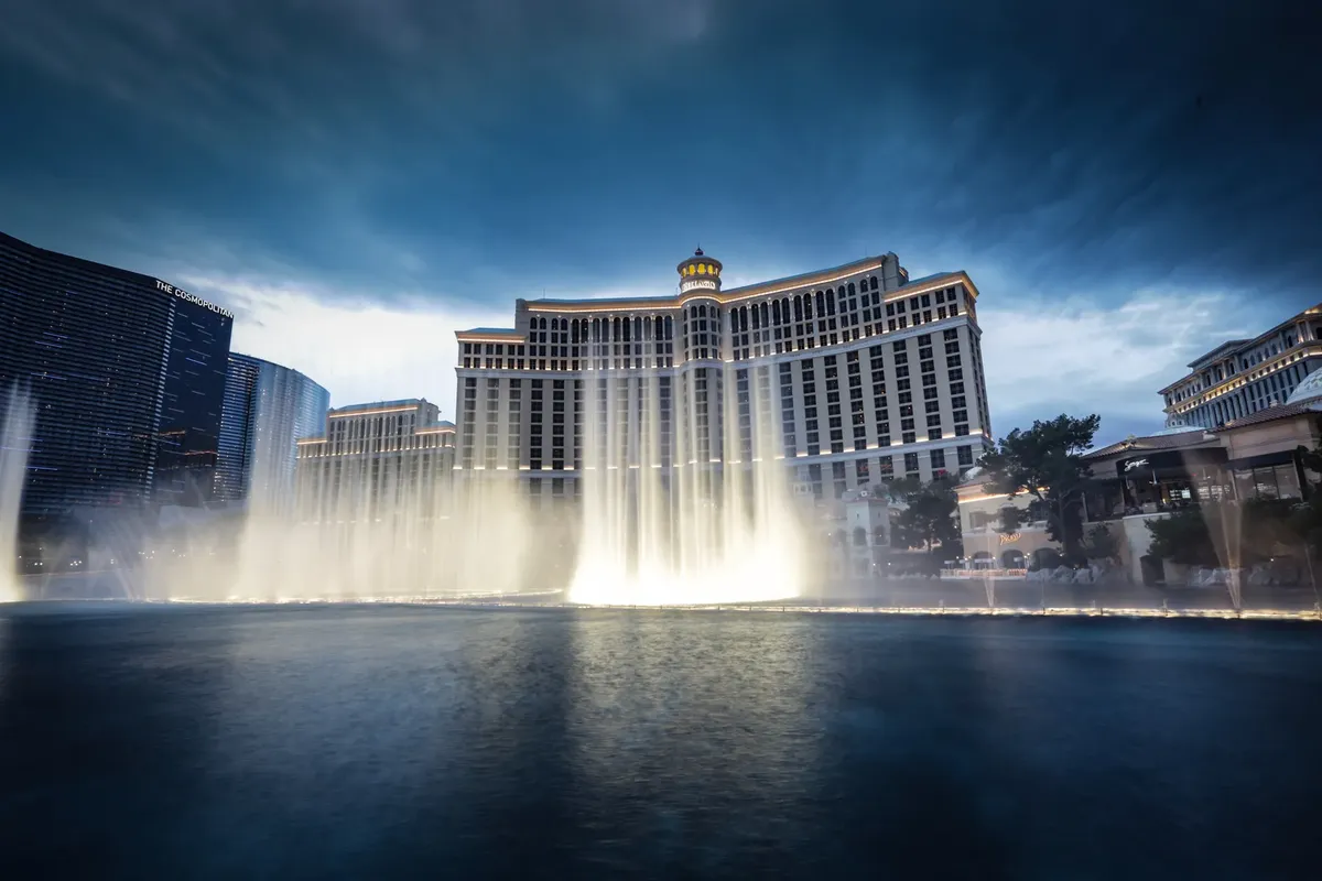 捕捉 Bellagio 水景在暮色中的壯麗景象，對抗標誌性的拉斯維加斯天際線