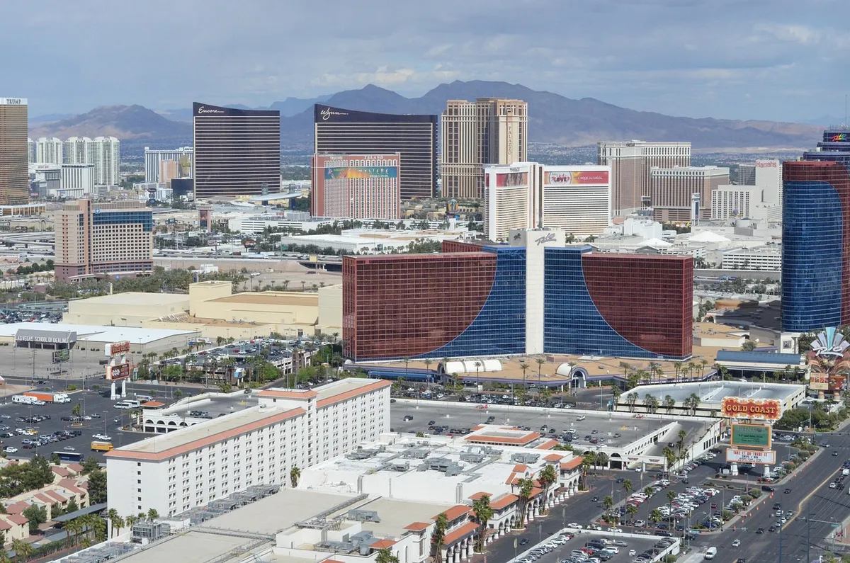 las vegas, strip, casino, nevada, vegas, gambling, hotel, usa, tourism, entertainment, night, travel, famous, architecture, lights, poker, neon, leisure, city,